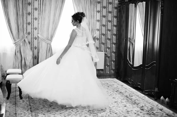 Portrait d'une magnifique mariée posant seule dans sa chambre. Blac — Photo