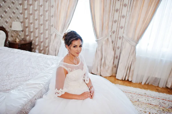 彼女自身に彼女の部屋でポーズをとってゴージャスな花嫁の肖像画. — ストック写真