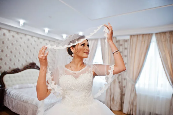 彼女自身に彼女の部屋でポーズをとってゴージャスな花嫁の肖像画. — ストック写真