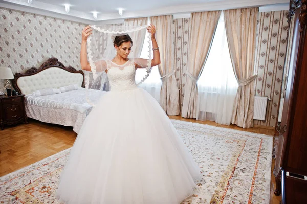 Retrato de uma noiva linda posando em seu quarto por conta própria . — Fotografia de Stock