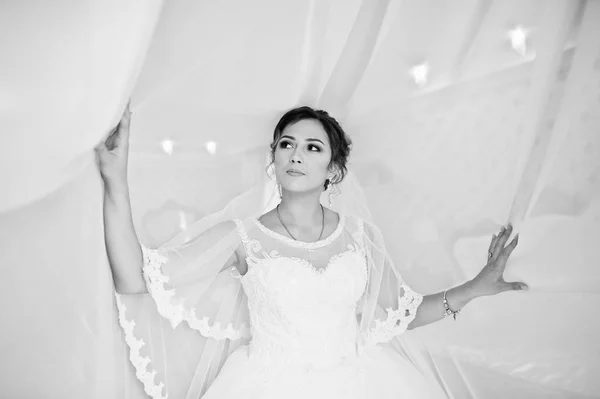 彼女の部屋のカーテンでポーズ美しい花嫁の肖像画 — ストック写真