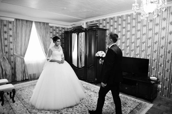 Knappe bruidegom geven zijn vrouw haar bruiloft boeket binnen. Zwart — Stockfoto