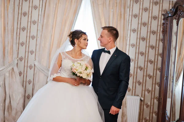 Favoloso matrimonio coppia in posa nella camera della sposa . — Foto Stock