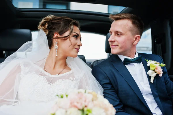 車の中で座っていると、eac に見て美しい結婚式のカップル — ストック写真