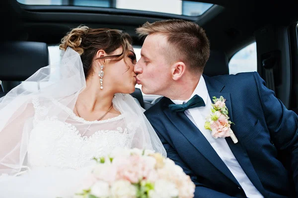 Beautiful wedding couple sitting in the, looking into each other — Stock Photo, Image