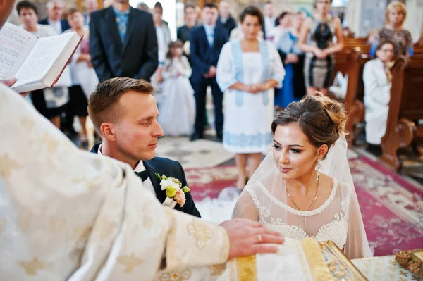 Інтимний момент весільної пари робить обітниці в церкві дю — стокове фото