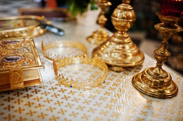 Close-up foto van kronen opleggen aan de tafel naast de kaarsen — Stockfoto