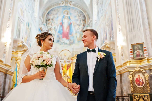 Casamento casal olhando nos olhos uns dos outros na igreja afte — Fotografia de Stock