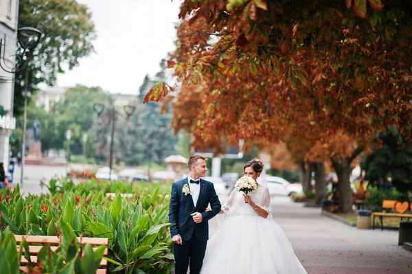 Bonito casal recém-casado andando e curtindo cada othe — Fotografia de Stock