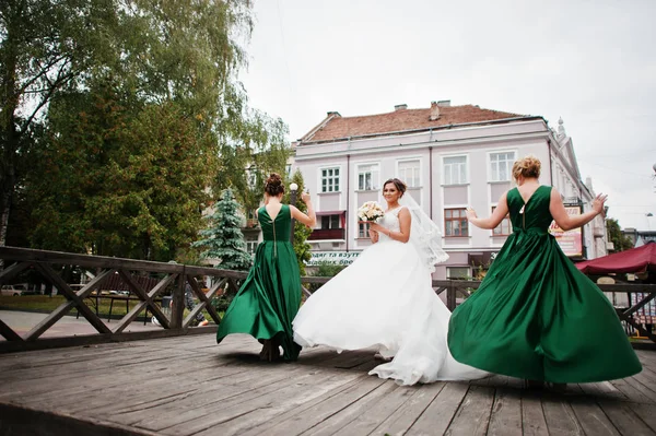 Fantastyczny Panna Młoda spaceru, pozowanie i zabawy z jej bridesmai — Zdjęcie stockowe