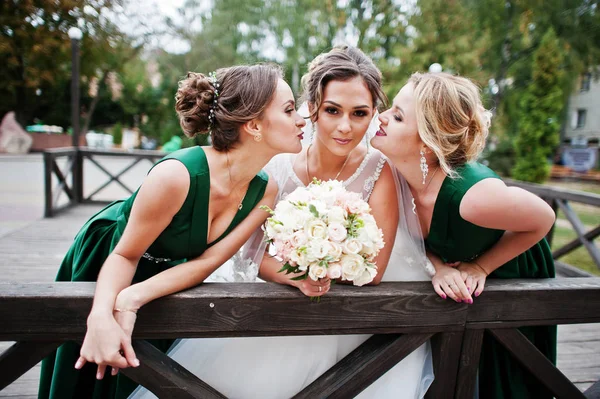 Prachtige bruid wandelen, poseren en plezier maken met haar bridesmai — Stockfoto