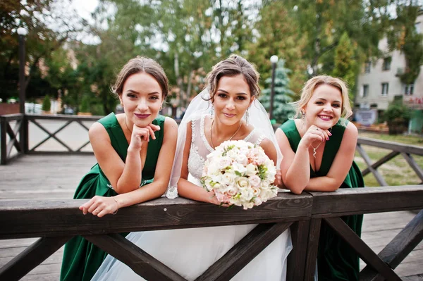 Fabelhafte Braut zu Fuß, posiert und hat Spaß mit ihrer Brautjungfer — Stockfoto