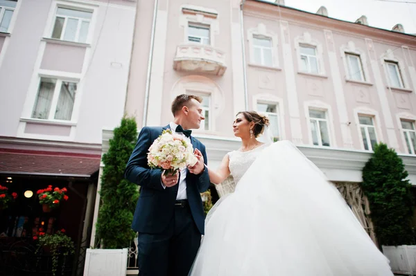 카페와 플로 구시가지의 거리에 산책 하는 신혼 부부 — 스톡 사진