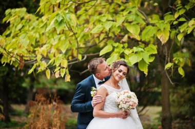 Yakışıklı yeni evli iki yürüyor ve her diğer zevk