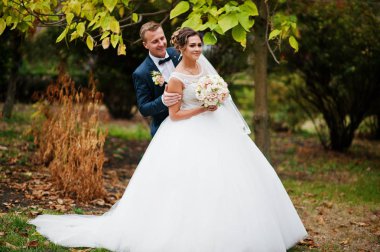 Yakışıklı yeni evli iki yürüyor ve her diğer zevk