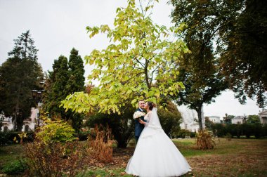 Yakışıklı yeni evli iki yürüyor ve her diğer zevk