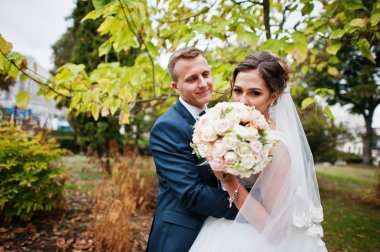 Yakışıklı yeni evli iki yürüyor ve her diğer zevk