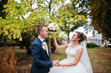 Yakışıklı yeni evli iki yürüyor ve her diğer zevk