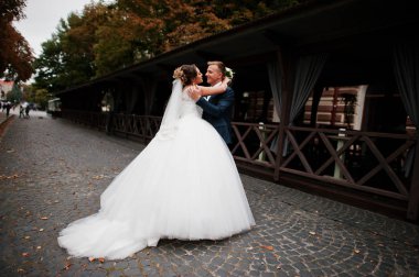 Romantik yeni evli evlilik çift sokakta sarılma bir