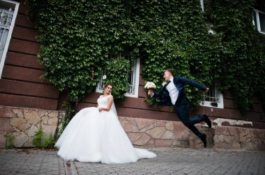 Zarif gelin yakışıklı damat j ise Ivy duvara poz