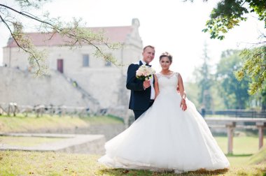 Harika Düğün çifti tepede muhteşem VI ile poz