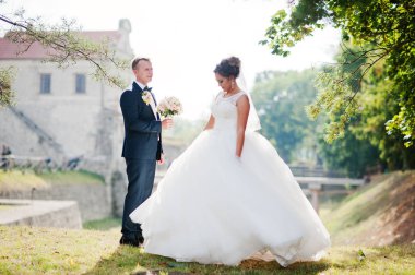 Harika Düğün çifti tepede muhteşem VI ile poz