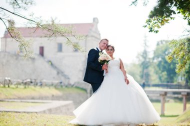 Harika Düğün çifti tepede muhteşem VI ile poz