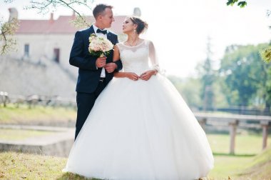 Harika Düğün çifti tepede muhteşem VI ile poz