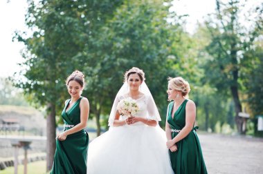 Yürüyüş, poz ve onun bridesmai ile eğleniyor muhteşem gelin