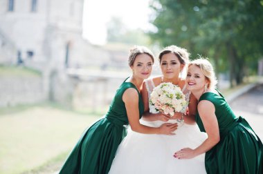 Yürüyüş, poz ve onun bridesmai ile eğleniyor muhteşem gelin