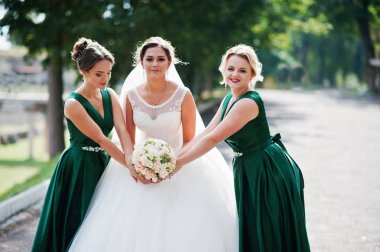 Yürüyüş, poz ve onun bridesmai ile eğleniyor muhteşem gelin