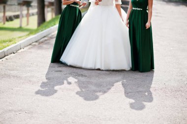 Yürüyüş, poz ve onun bridesmai ile eğleniyor muhteşem gelin
