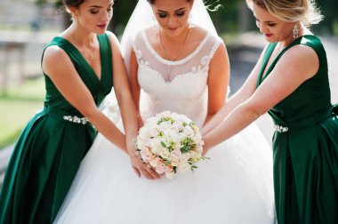 Yürüyüş, poz ve onun bridesmai ile eğleniyor muhteşem gelin