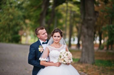 Yakışıklı yeni evli iki yürüyor ve her diğer zevk