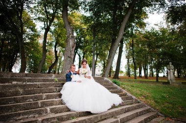 Onların düğünü sırasında kocasının kucağına oturan üstün gelin