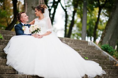 Onların düğünü sırasında kocasının kucağına oturan üstün gelin