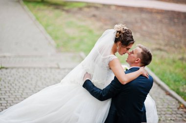 Onların düğünü sırasında kocasının kucağına oturan üstün gelin