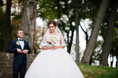 Yakışıklı yeni evli iki yürüyor ve her diğer zevk