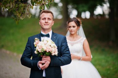 Yakışıklı yeni evli iki yürüyor ve her diğer zevk