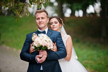 Yakışıklı yeni evli iki yürüyor ve her diğer zevk