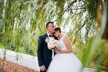 Yakışıklı yeni evli iki yürüyor ve her diğer zevk