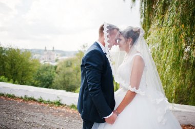 Birbirlerinin gözlerine bakarak yakışıklı yeni evli çift