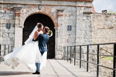 Yakışıklı damat elleri eski ga yanında karısını iplik