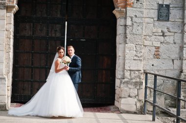 Yanında sarılma ve holding çok güzel düğün çifti eller 