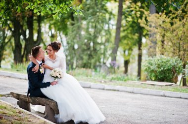 Onların düğünü sırasında kocasının kucağına oturan üstün gelin