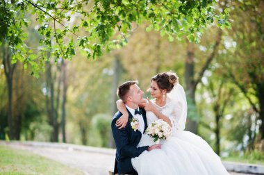 Onların düğünü sırasında kocasının kucağına oturan üstün gelin