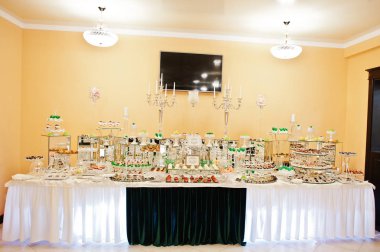 Düğün Ziyafet RE'deki üzerinde güzel ve lezzetli tatlılar