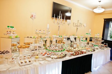 Düğün Ziyafet RE'deki üzerinde güzel ve lezzetli tatlılar