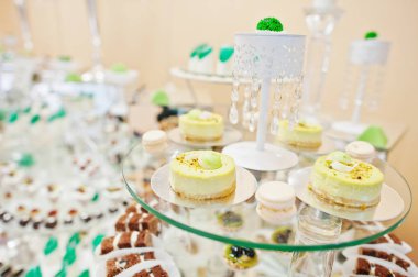 Düğün Ziyafet RE'deki üzerinde güzel ve lezzetli tatlılar