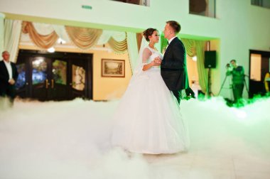 Büyük h ilk dansları dans güzel düğün çifti